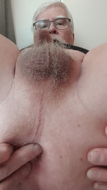 Minik yaraklı oyuncak oynuyor ve parmaklıyor